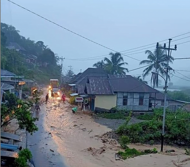 Polres Lebong Gerak Cepat Tanggap Banjir di Desa Kota Donok