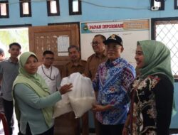 Bupati Gusnan Mulyadi Bagikan 5 Ton Beras Cadangan Pangan bagi Warga Terdampak Bencana