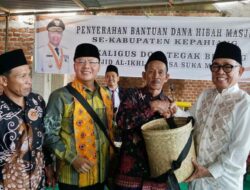 Tradisi Melayu Naik Bubungan Masjid, Rohidin Sebut Warga Desa Suka Merindu Kompak