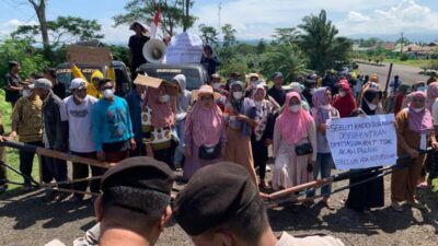 Buntut Demo, Kepala Desa Dusun Baru Diberhentikan Sementara