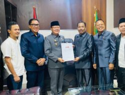 Usin Serahkan Rekomendasi DPP Partai Hanura kepada Rohidin