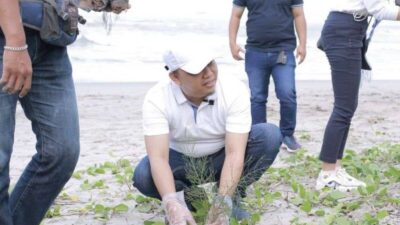 Dempo Xler Pimpin World Cleanup Day di Pantai Panjang