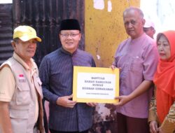 Pasca Rumah Kebakaran, Pensiunan ASN Disnakertrans Dapat Bantuan Material