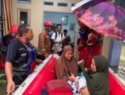 Damkar Kota Bengkulu Berhasil Evakuasi Warga Terdampak Banjir
