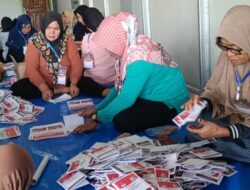 KPU Seluma Sortir dan Lipat Surat Suara Pilgub