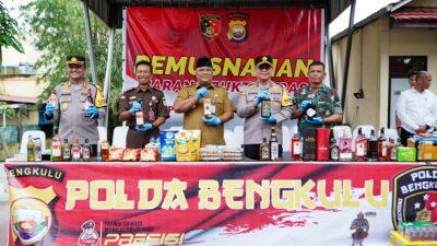 Pemusnahan ribuan botol Miras hasil Operasi Pekat Nala II tahun 2024 (foto: Helen/mediabengkulu)