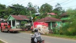 Hilang Kendali, Truk Tangki Pertamina Tabrak Tiang Traffic Light