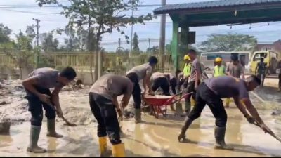 Polri Bersihkan Sekolah Pascabanjir, SD Negeri 1 Karang Baru Siap Digunakan